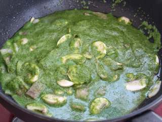 11、奶油菠菜蘑菇意面,倒入牛奶菠菜汁