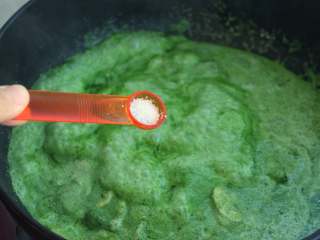 13、奶油菠菜蘑菇意面,调入盐