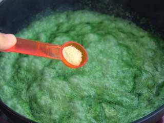 14、奶油菠菜蘑菇意面,再放入高汤粉搅拌均匀