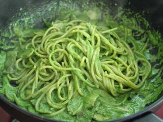 15、奶油菠菜蘑菇意面,最后放入煮好的意面拌匀即可