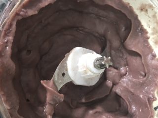 1、豆沙糕,红豆、绿豆提前一晚上冷水泡软用高压锅煮熟捞起沥干水份搅拌机打成泥