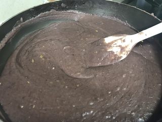 3、豆沙糕,中小火开始不停的搅拌防止粘锅跟局部糊