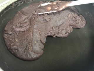 4、豆沙糕,火会慢慢把多余的水份蒸发掉变的越来越粘稠