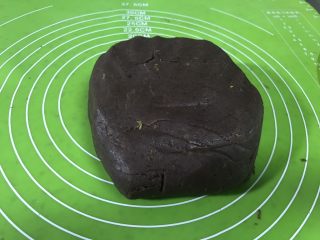 6、豆沙糕,凉了后就可以塑形了