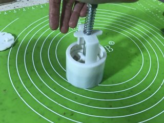 8、豆沙糕,把一个装入月饼模具按压即可