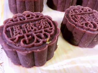 10、豆沙糕,加了桂花的红豆带皮的（做好记得盖上保鲜膜入冰箱冷藏一会定型）