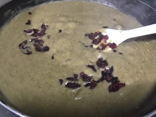 11、豆沙糕,绿豆煮熟后沥干水份入搅拌机打碎成泥加入黄油、白砂糖、蔓越莓干中小火开始不停的搅拌