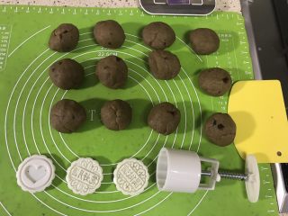 13、豆沙糕,称重一个大概在52-54之间可以做12个