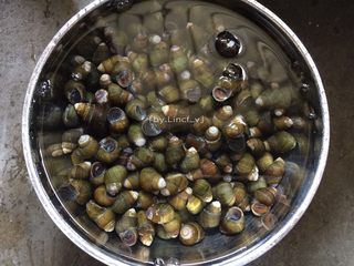 1、爆炒田螺,先将田螺提前放入清水中养去沙土（时间越长越干净，中途可换水，有助清洗干净）