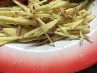 3、爆炒田螺,将生姜切丝待用