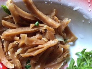 5、爆炒田螺,萝卜干洗净切丝（如果是较咸的萝卜干可提前泡泡）