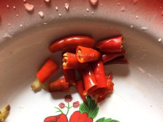 6、爆炒田螺,小辣椒洗净切小待用