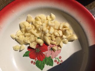 7、爆炒田螺,蒜瓣去外皮后切成蒜蓉