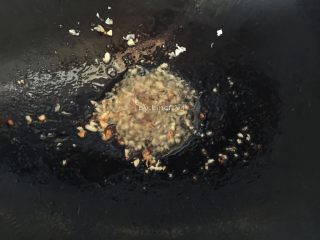 8、爆炒田螺,接着热油锅，倒入蒜蓉爆香