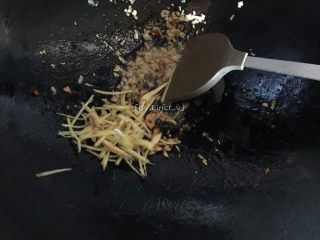 9、爆炒田螺,加入姜丝