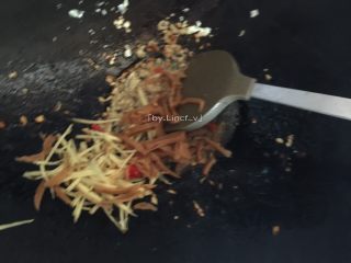 11、爆炒田螺,加入萝卜干炒香