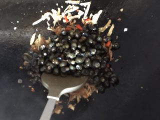 12、爆炒田螺,然后加入田螺翻炒至螺盖开始田螺