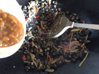 13、爆炒田螺,加入豆瓣酱翻炒均匀