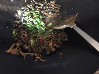 14、爆炒田螺,加入罗勒与香葱翻炒