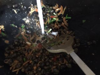 15、爆炒田螺,最后加入水淀粉翻炒收汁即可