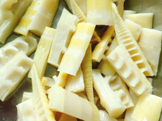 2、春笋排骨汤,春笋剥壳后切块，焯水10分钟，捞出备用。