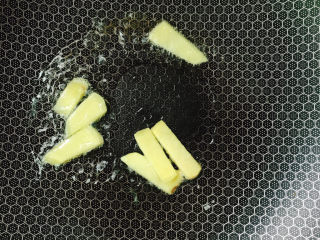 5、春笋排骨汤,放入姜片爆香