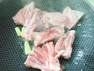 6、春笋排骨汤,放入排骨