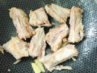 8、春笋排骨汤,翻炒3分钟