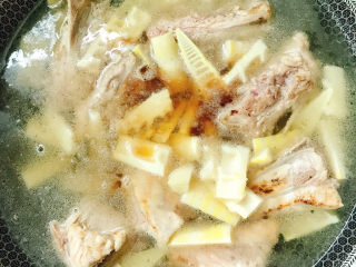 11、春笋排骨汤,加入酱油