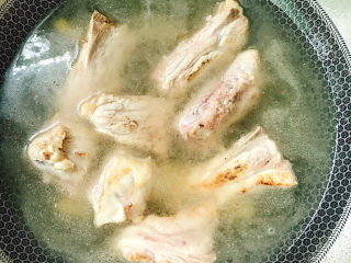 9、春笋排骨汤,加入适量清水