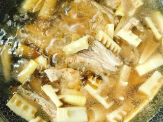 12、春笋排骨汤,大火烧开