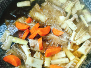 13、春笋排骨汤,放入胡萝卜片