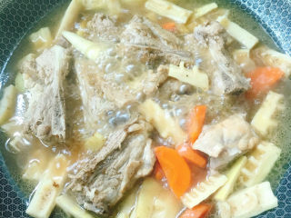 14、春笋排骨汤,大火烧开后小火慢炖20分钟，放盐，再炖10分钟即可。