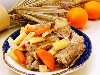 15、春笋排骨汤,装盘食用。