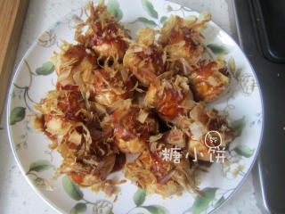14、章鱼小丸子,取出以后表面淋照烧汁撒木鱼花