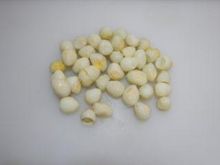 1、韩式辣酱虎皮蛋,鹌鹑蛋煮熟去外壳