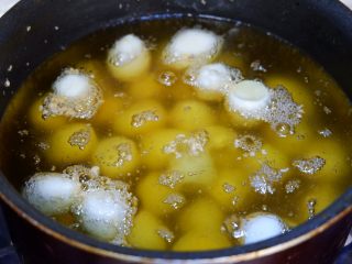 2、韩式辣酱虎皮蛋,锅中油烧制7成热下入鹌鹑蛋。