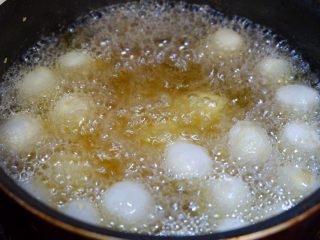 3、韩式辣酱虎皮蛋,将鹌鹑蛋炸制金黄表面皱褶