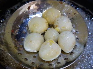 4、韩式辣酱虎皮蛋,取出沥干油。