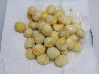 5、韩式辣酱虎皮蛋,放在厨房纸上在吸一下多余油份备用。