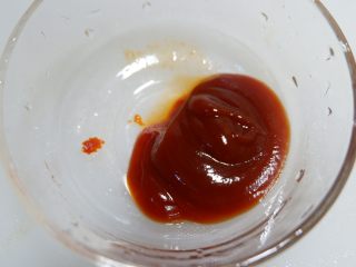 6、韩式辣酱虎皮蛋,取一个小碗加入番茄酱