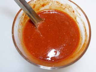 12、韩式辣酱虎皮蛋,调成酱汁备用。