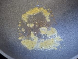 13、韩式辣酱虎皮蛋,锅内热油，将蒜蓉下入炒出香味。