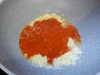 14、韩式辣酱虎皮蛋,倒入酱汁