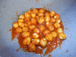 16、韩式辣酱虎皮蛋,翻炒至鹌鹑蛋完全包裹上酱汁，汤汁浓稠。