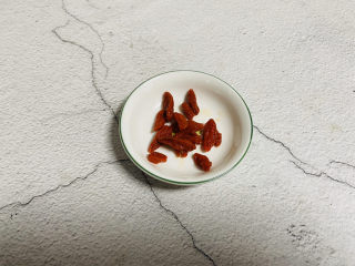 3、小米炖海参,枸杞