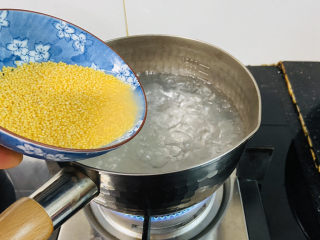 7、小米炖海参,倒入小米