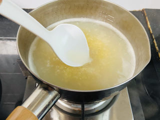 9、小米炖海参,撇去浮末