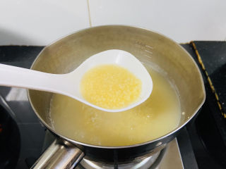 11、小米炖海参,大概煮20分钟左右，小米煮开花