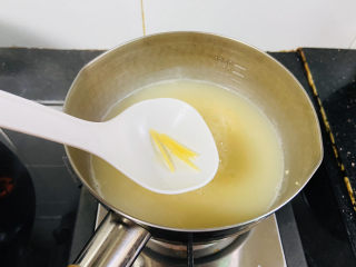 12、小米炖海参,放入姜丝